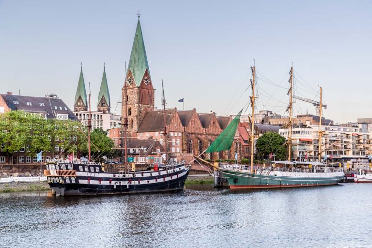 The Schlachte is Bremen's maritime mile on the Weser. Visitors will find cafés, restaurants and bars in the former warehouses. Excursion boats and restaurant ships line the quay wall / © Photo: Georg Berg