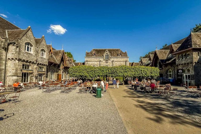 Beer garden of the Saint Josseph microbrewery in the Maredsous monastery in Denée / © Photo: Angela Berg