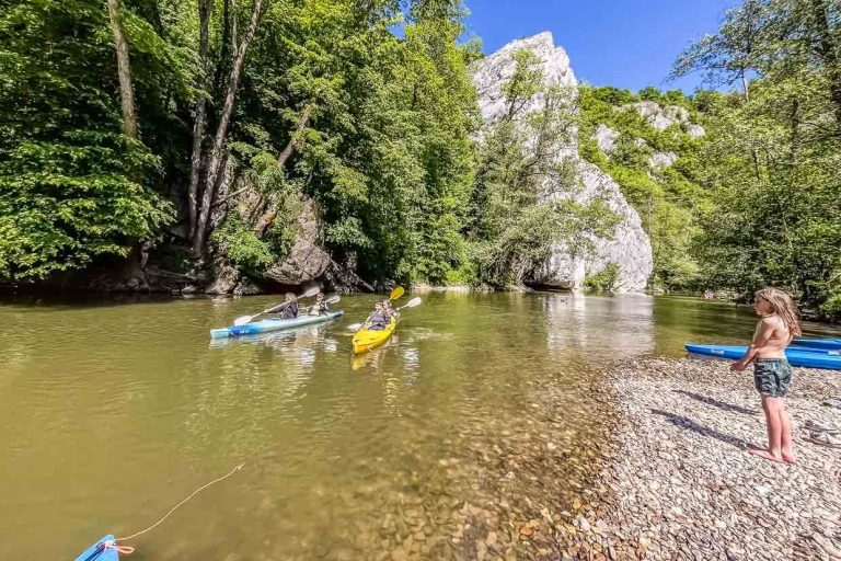 Kayak tour on the Lesse past imposing rocks and small pebble beaches / © Photo: Angela Berg