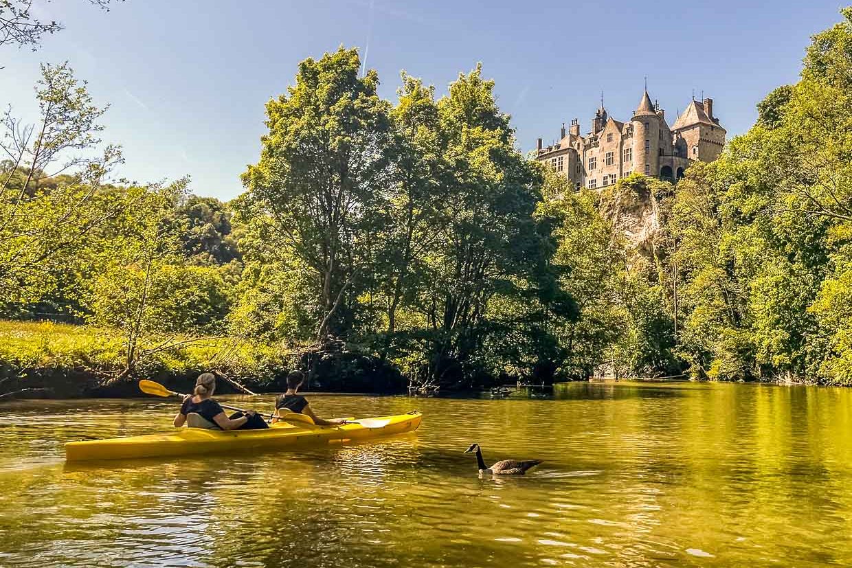 Kayak tour on the Lesse from Gendron, 12 km downstream, past castles and imposing cliffs / © Photo: Angela Berg