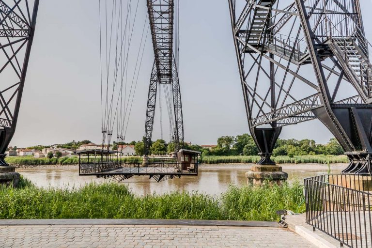 The transporter bridge (Pont Transbordeur) was built between 1898 and 1900 by engineer Ferdinand Arnodin to cross the Charente River between Rochefort and Échillais without obstructing shipping traffic. It was officially opened on July 29, 1900 / © Photo: Georg Berg