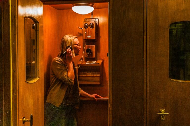 The old telephone booth in the Waldhaus is now a cell phone retreat for the benefit of all guests who want to use the lounges and many other places in the house to read, play, talk or think. Pleasant times when the telephone was located in its own booth and not in everyone's pocket / © Photo: Georg Berg