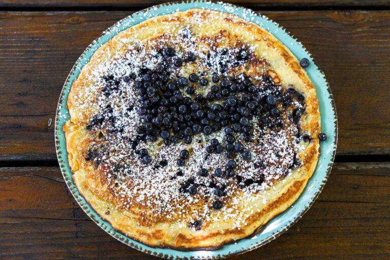 Blaubeerpfannkuchen aus Waldheidelbeeren ist während der Heidelbeersaison zwischen Anfang Juli und Ende August eine kulinarische Spezialität in Enzklösterle, Nordschwarzwald / © Foto: Georg Berg