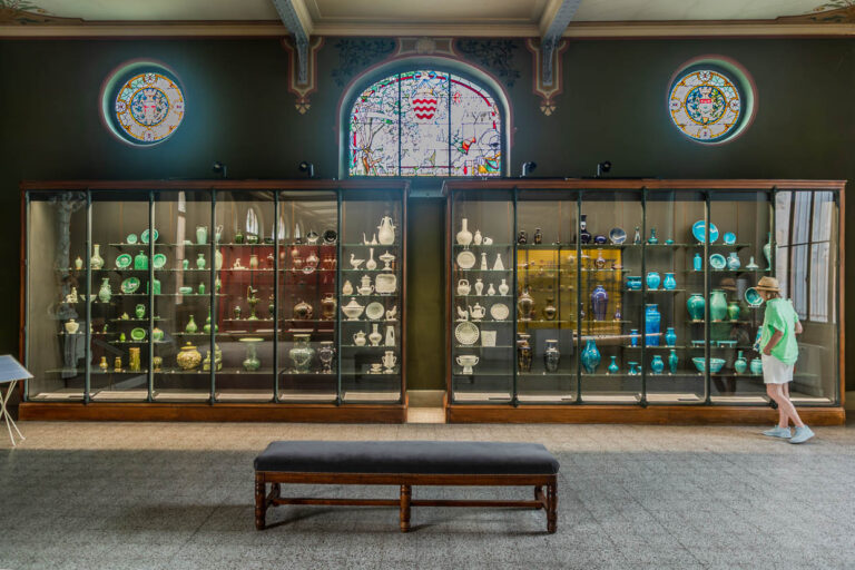 Vitrine mit Porzellan-Objekten nach Farben sortiert im Musée National Adrien Dubouché in Limoges / © Foto: Georg Berg