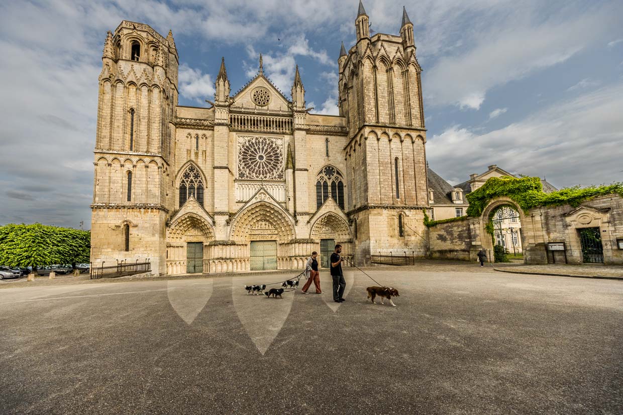 Saint-Pierre Cathedral in Poitiers: Construction began in 1166 on the initiative of Eleanor of Aquitaine and Henry II Plantagenêt, then Queen and King of England and Dukes of Normandy and Aquitaine. They were important patrons of art and culture at the time and donated, among other things, the famous stained glass window with the crucifixion scene in the apse / © Photo: Georg Berg