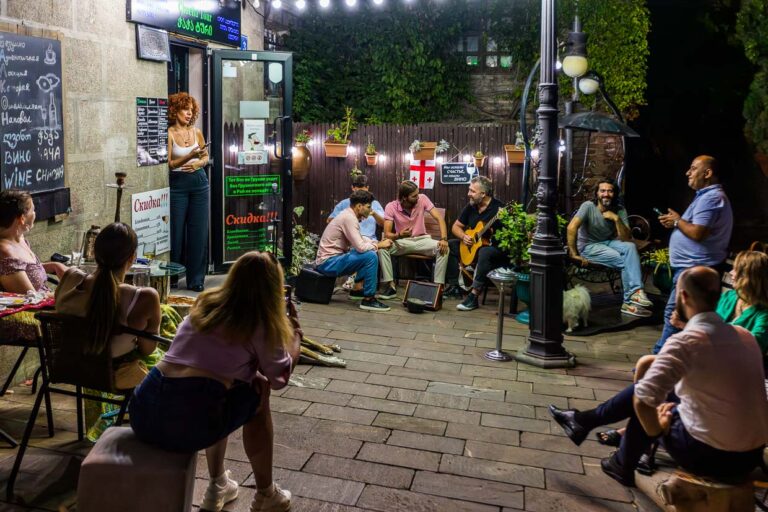 Musik und georgischer Wein helfen, die Grenzen zwischen den Nationalitäten zu überwinden / © Foto: Georg Berg