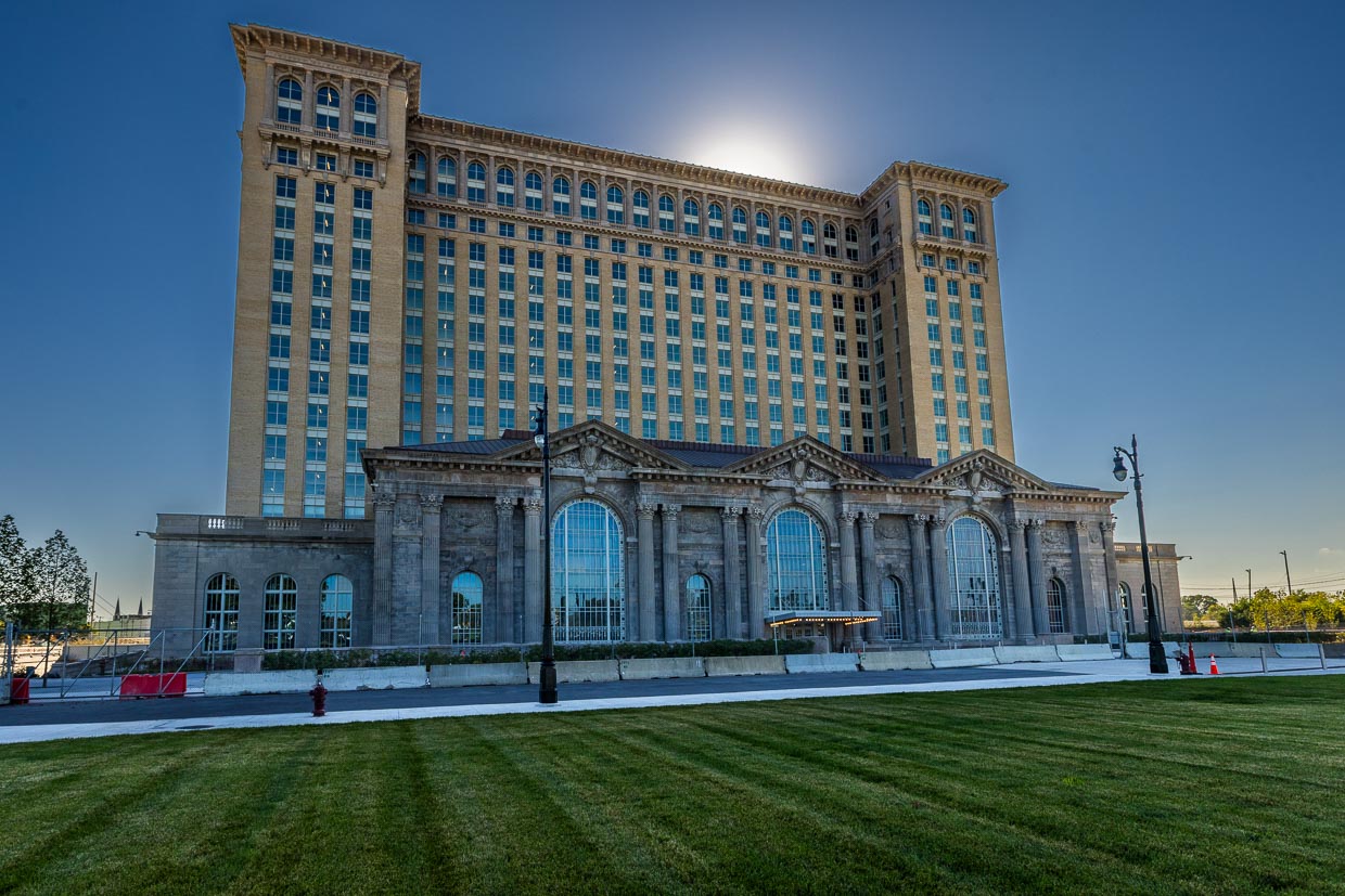 Renovated Michigan Central Station will shine in its former glory at the end of 2023. The building has an eventful history. Decades of decay began in the 1970s. In the years after 1988, the building changed hands several times, once for less than 80,000 dollars. The station building became a stomping ground for vandals, homeless people, sprayers and junkies. From 2024, Ford Motor Company will use it as a mobility research campus / © Photo: Georg Berg