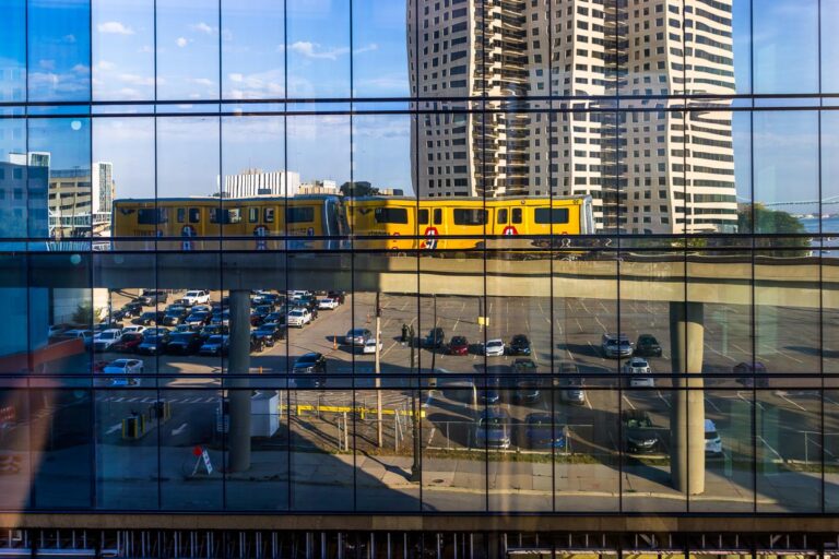 Reflection of the Detroit People Mover. It is a 4.7-kilometre-long, automatically operated elevated railway system through downtown Detroit. Passengers on the ring line are tourists and employees from the stores and offices in the city center. The ride costs a quarter and offers an interesting view of the buildings in downtown Detroit / © Photo: Georg Berg