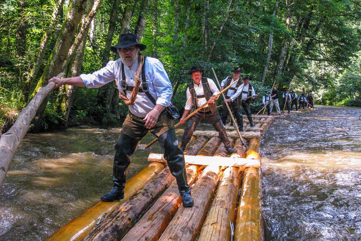 Members of the Oberes Nagoldtal rafting guild take a trip on a self-built raft in 2008 / © Photo: Christian Schlager