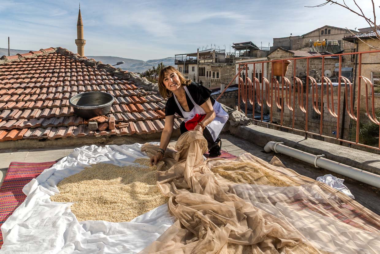 Sevil Halıcı Ayhan trocknet Mantı-Nudeln auf dem Dach über dem Restaurant Tık Tık Kadın Emeği / © Foto: Georg Berg
