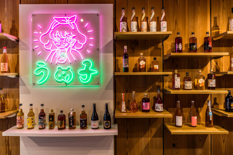 Die Umeshu-Bar in Tanabe bietet eine große Auswahl an regionalen Pflaumenlikören. Wakayama ist der größten Produzent innerhalb Japans. Umeshu schmeckt Süß-säuerlich, fruchtig-aromatisch mit Noten von Steinobst, Mandel und leichter Säure; oft liegt eine Ume im Flaschenboden / © Foto: Georg Berg