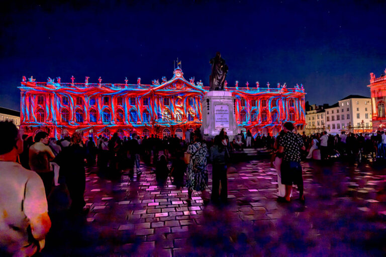 Menschenmenge bestaunt Lichtshow auf dem Place Stanislas in Nancy, Frankreich