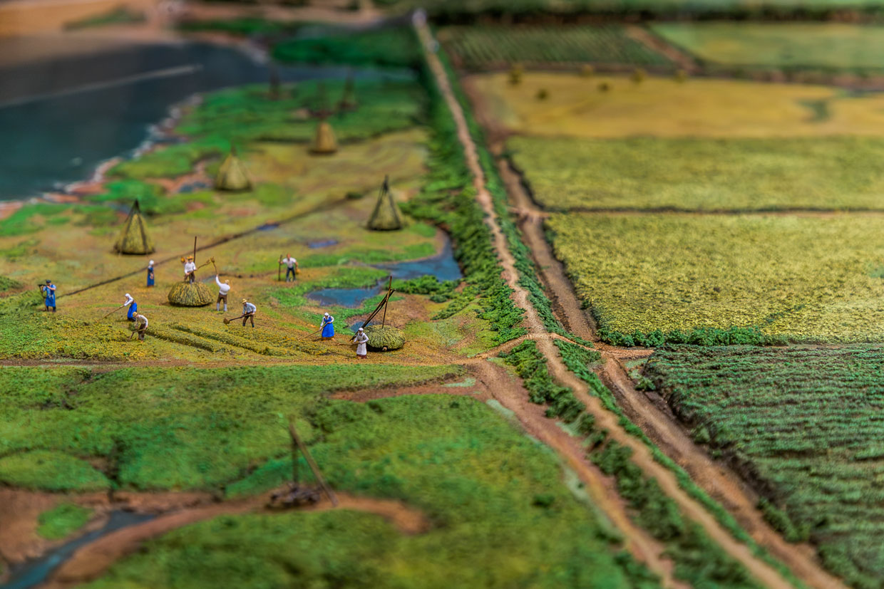 Miniaturfiguren von Bauern arbeiten auf Feldern am Harvest Moon Trailway Grand Pre Canada